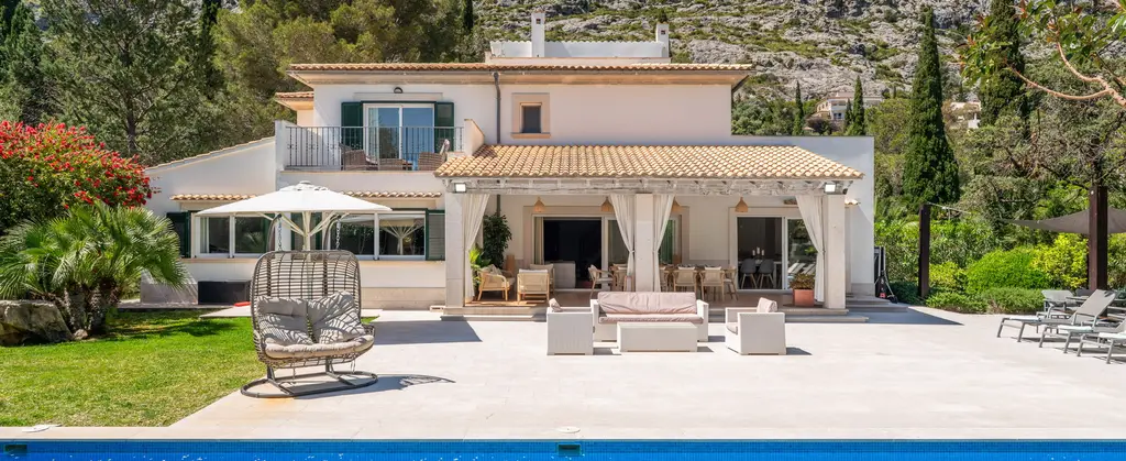 Villa Esquina, its pool terrace and Tramuntana mountain backdrop