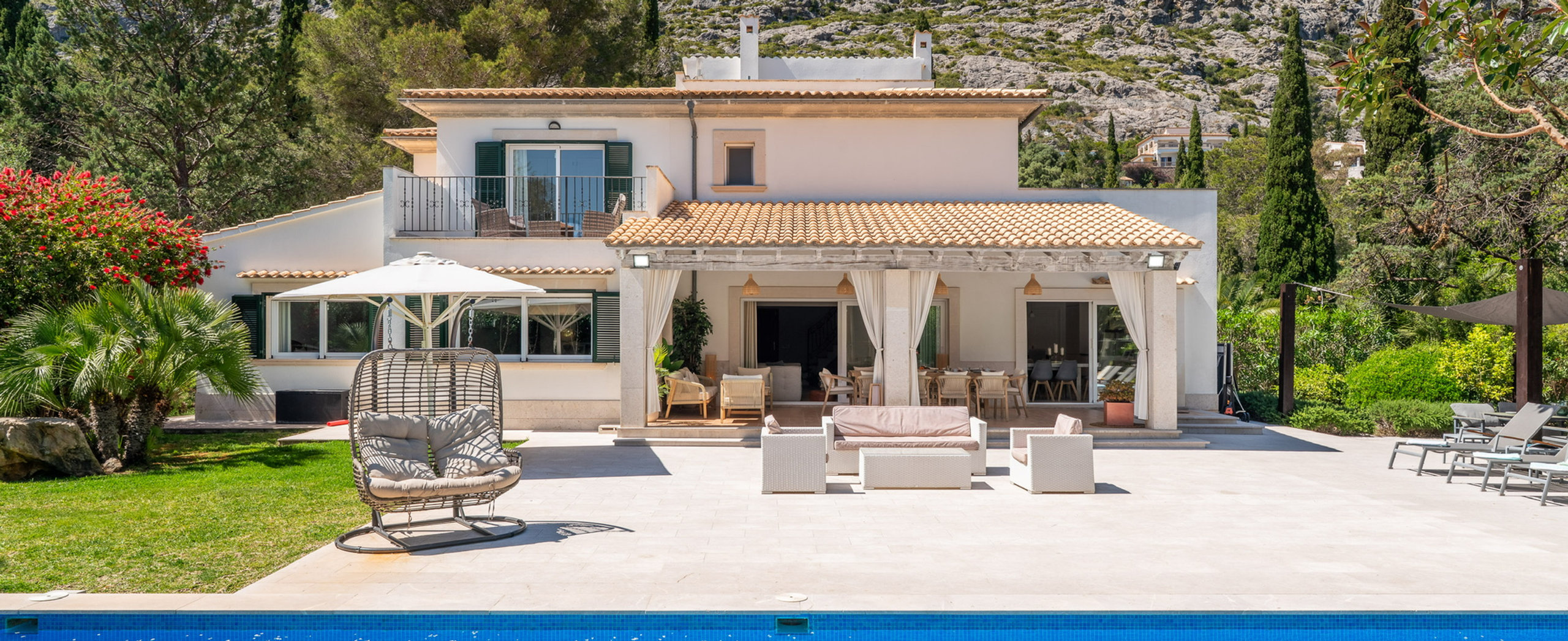 Villa Esquina, its pool terrace and Tramuntana mountain backdrop