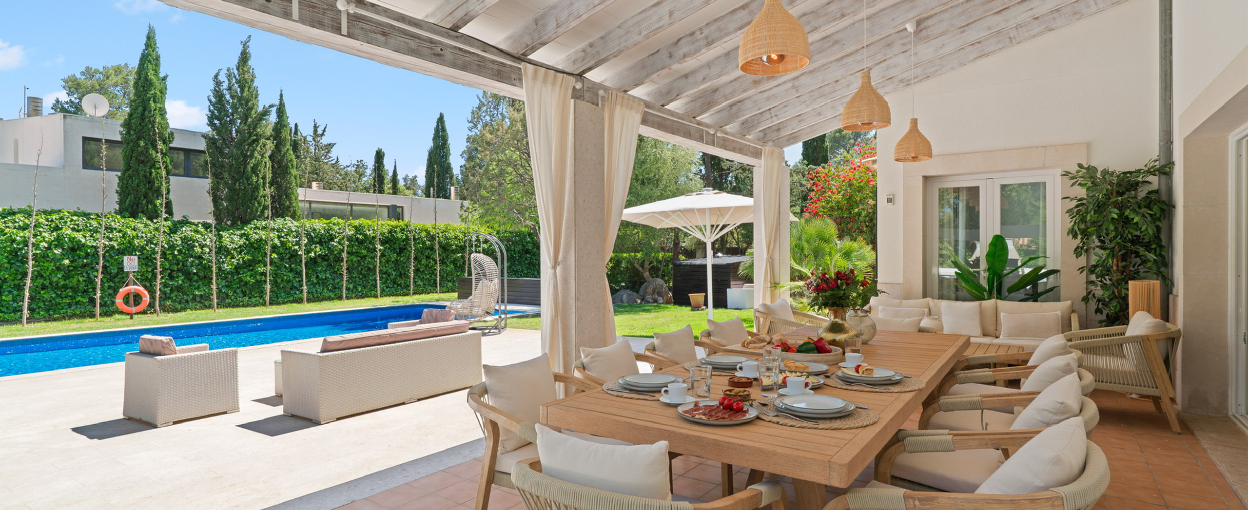 Covered outdoor dining area beside Villa Esquina's swimming pool