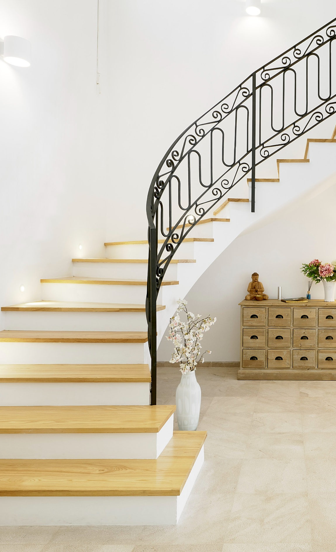 The sweeping staircase in the Villa Esquina hallway