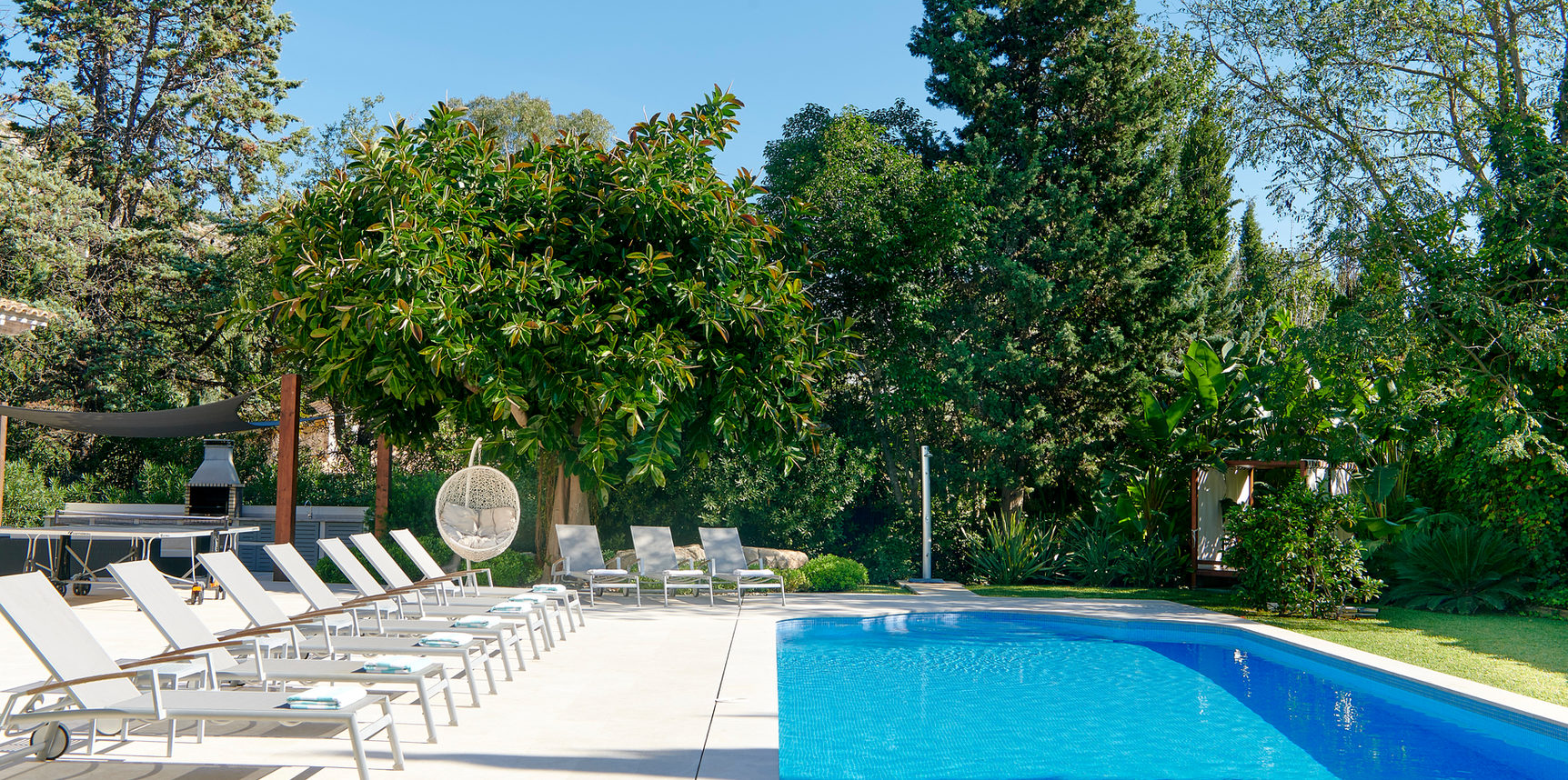 Villa Esquina's salt-water swimming pool and sun terrace