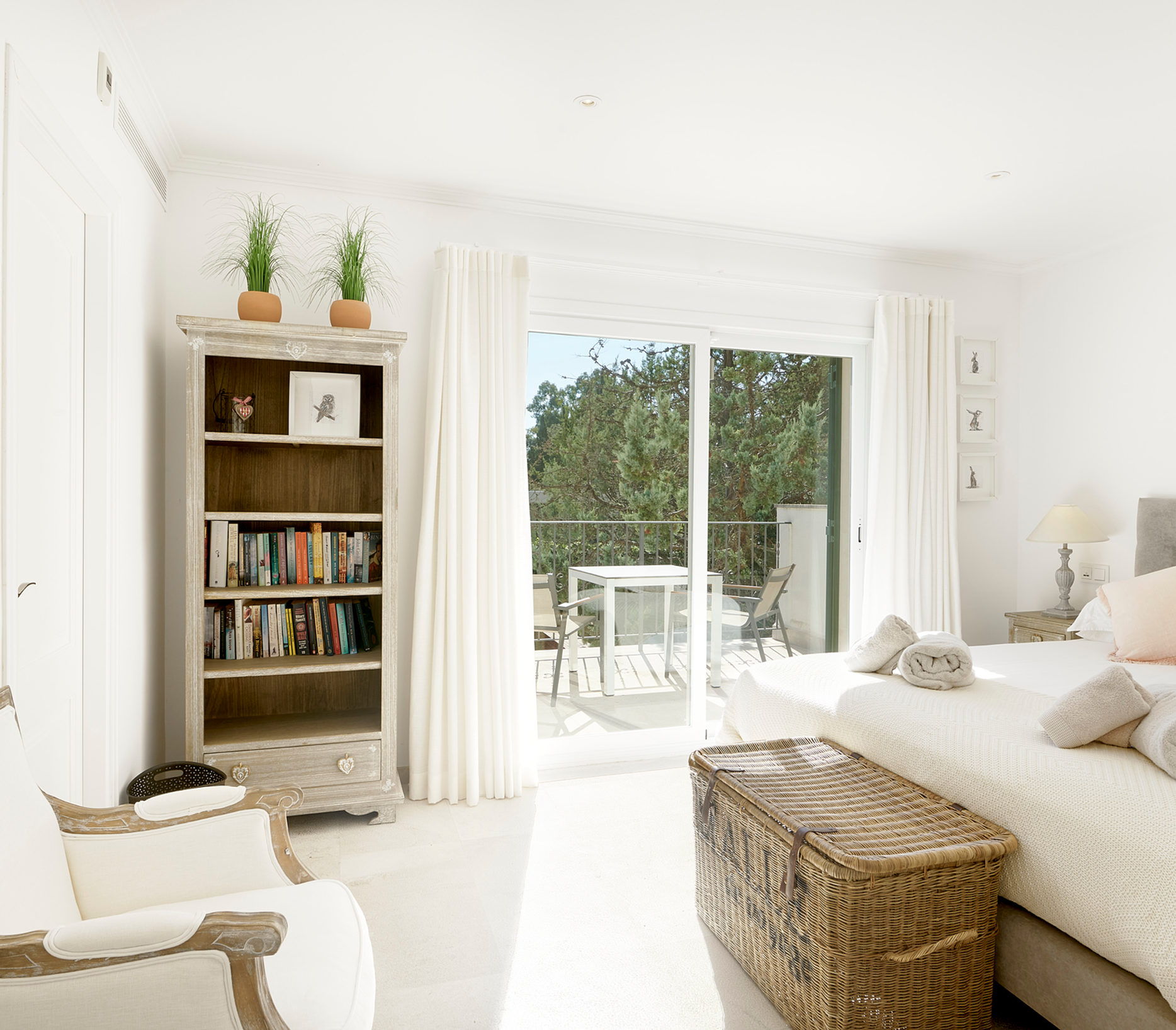A bright upstairs bedroom at Villa Esquina with balcony doors