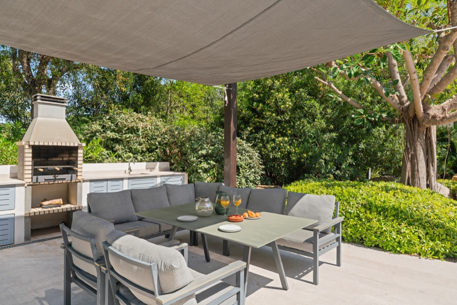 The garden barbecue kitchen and outdoor lounge