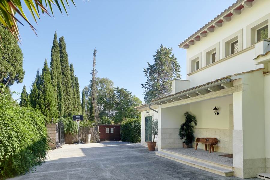 The entrance drive and front of Villa Esquina