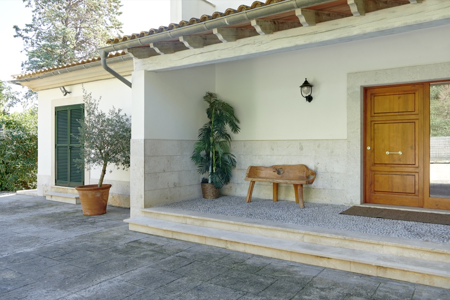 Villa Esquina's covered front entrance