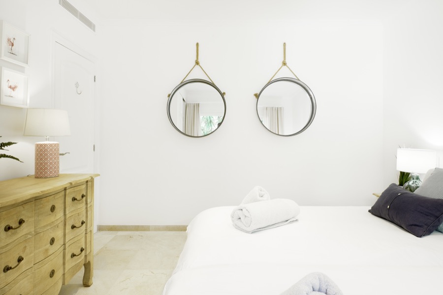 A flexible twin or super-king bedroom with decorative wall mirrors