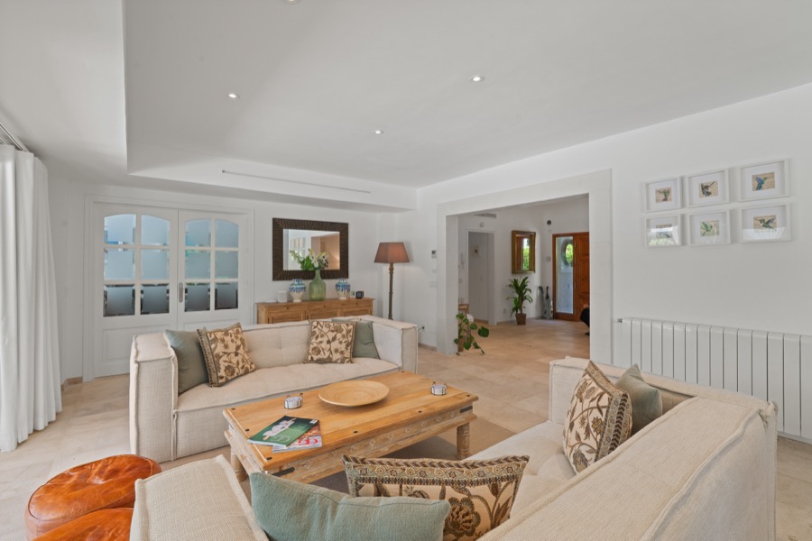 The open-plan lounge seating area