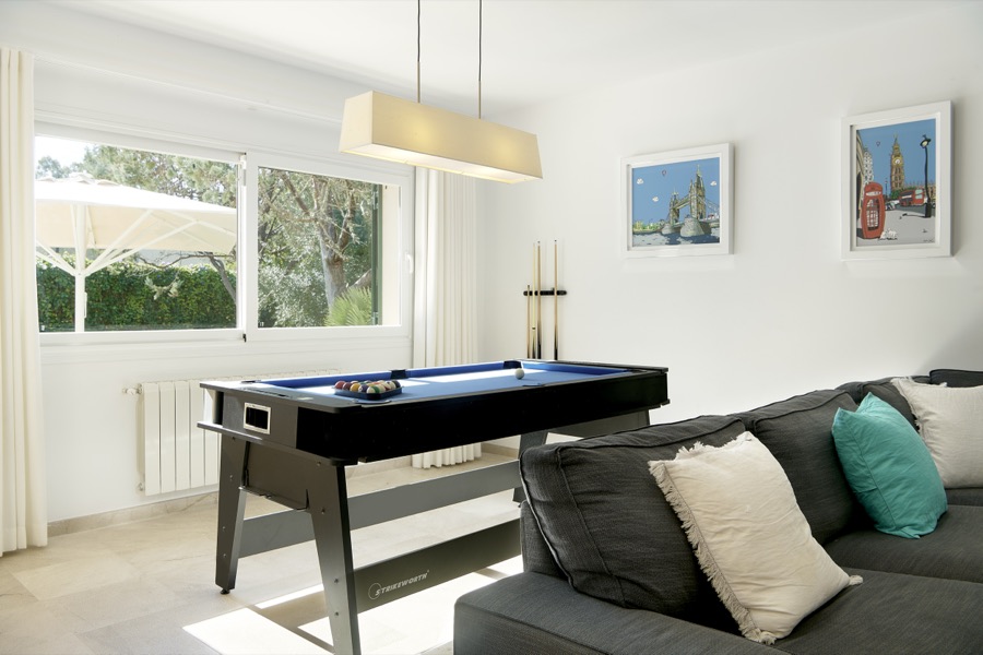 The snug games room with pool table